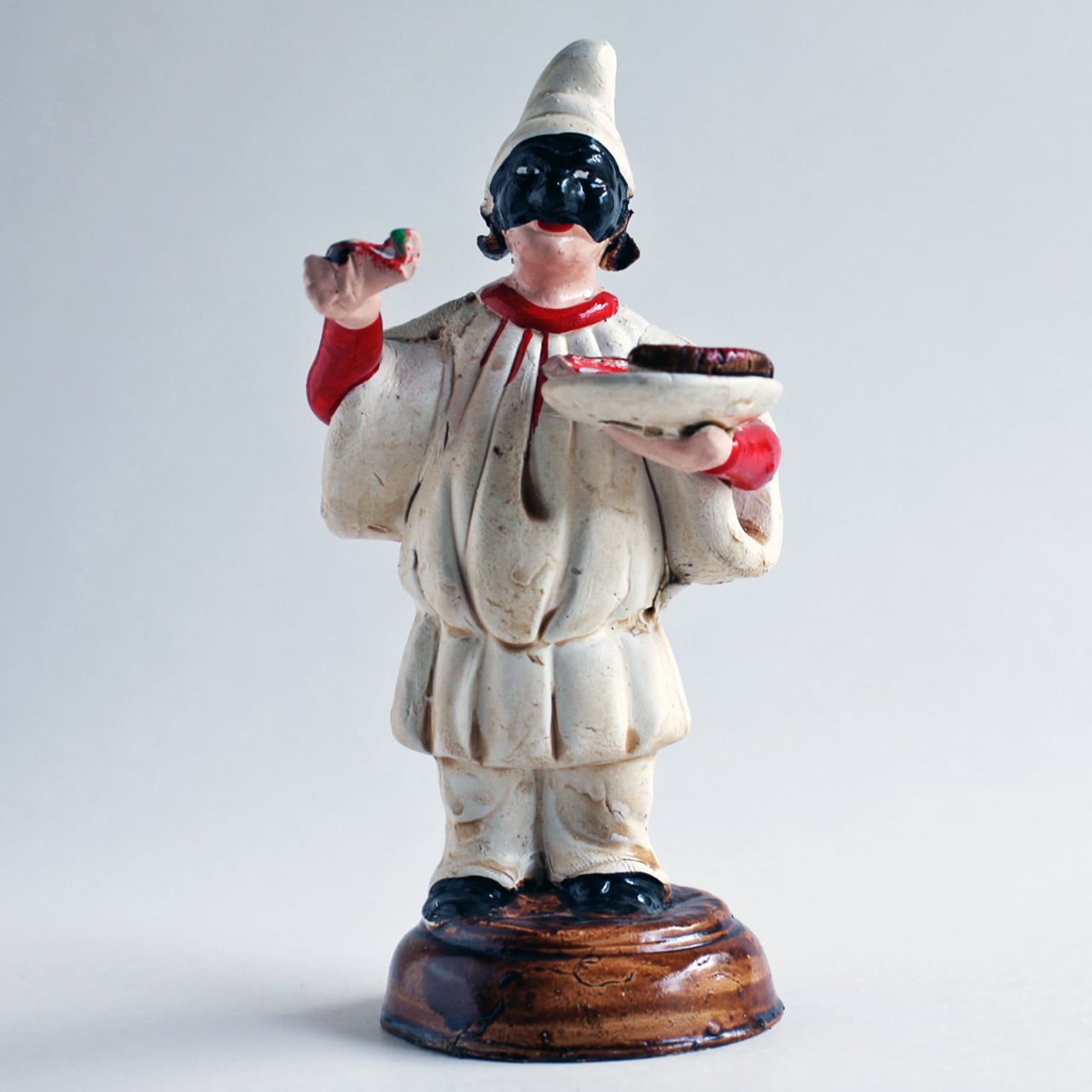 ナポリの幸運のお守り！ ー ピザをつまんだプルチネッラ(3) | ルカニア