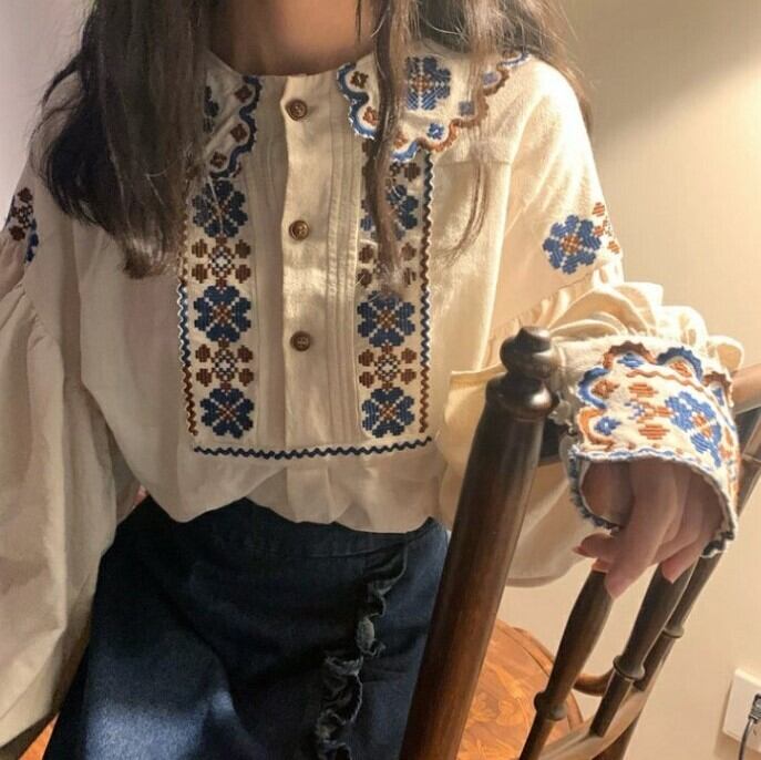 トップス レディース カットソー シャツ ブラウス 長袖 襟付き 刺繍 かわいい 大人可愛い きれいめ カジュアル おしゃれ お洒落 お嬢様 ナチュラル こなれ感 個性的 レトロ ロマンチック 華やか 送料無料 存在感 無地 花柄 学生 通学 デート お出かけ 女子会 休日 散歩 カフェ巡り S M L XL ホワイト 白 春 秋 10代 20代 30代 韓国 韓国系 着回し 普段使い 重ね着 ファッション コーデ プチプラ トレンド 流行 インスタ映え