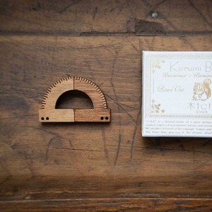 protractor / 分度器（Brooch）