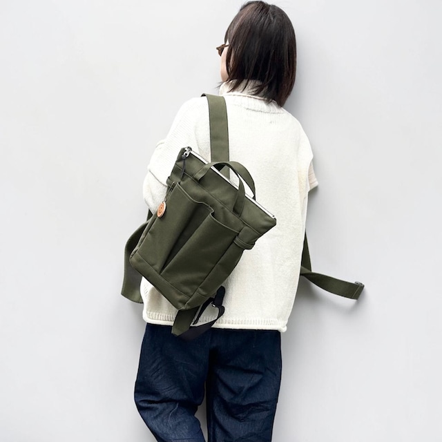 即納商品　hike30：カーキ（撥水加工ナイロン素材リュック）