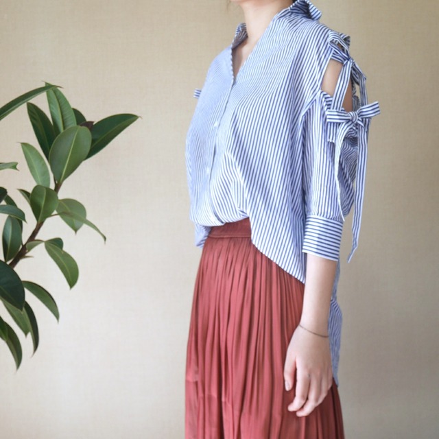 【MADE IN KOREA-送料無料-】リボンオープンショルダー ストライプ シャツ / 韓国ファッション 七分袖