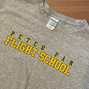 【GILDAN】プリントTシャツ ロゴ バックプリント peter pan's flight school グレー XL ビッグサイズ us古着