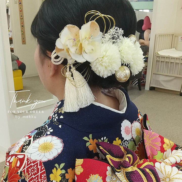 成人式・結婚式/胡蝶蘭とマムのヘッドドレス/造花 タッセルリボン 水