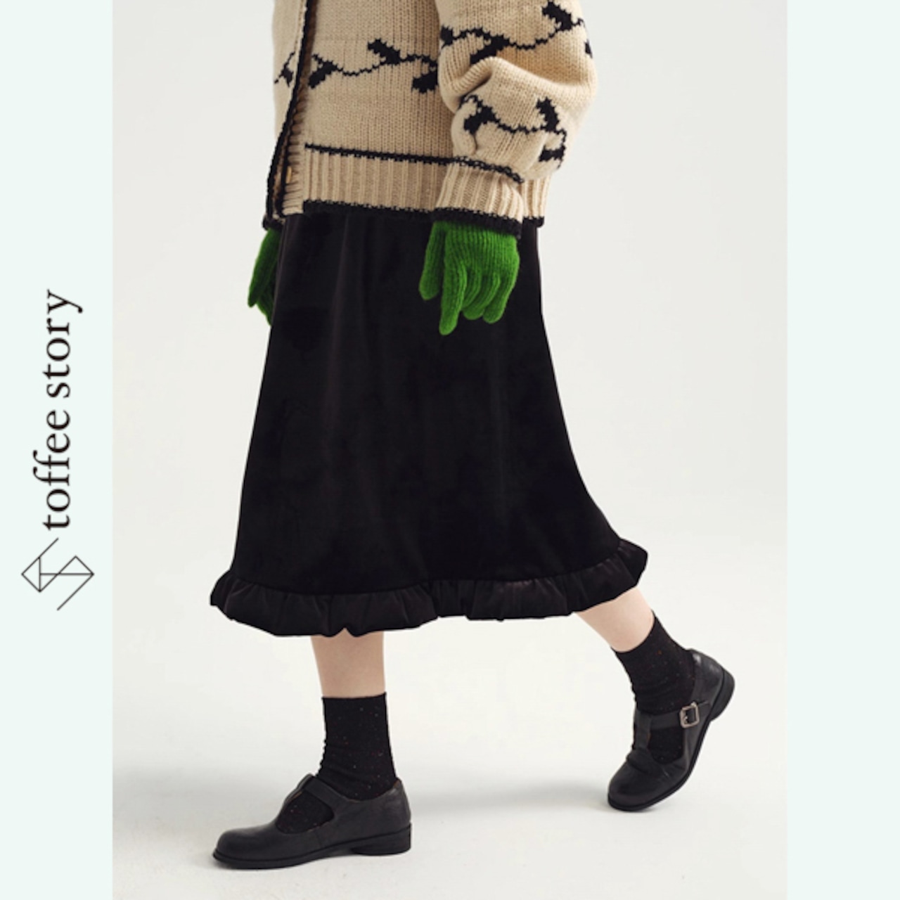 冬の余白に揺れる黒ベルベットスカート《P0326》