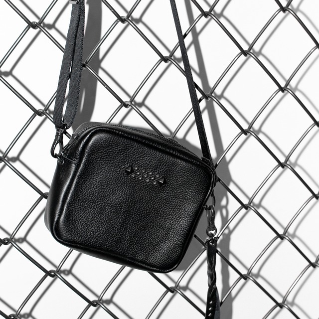 BLACK STUDS LEATHER SHOULDER BAG ＜EXCLUSIVE＞