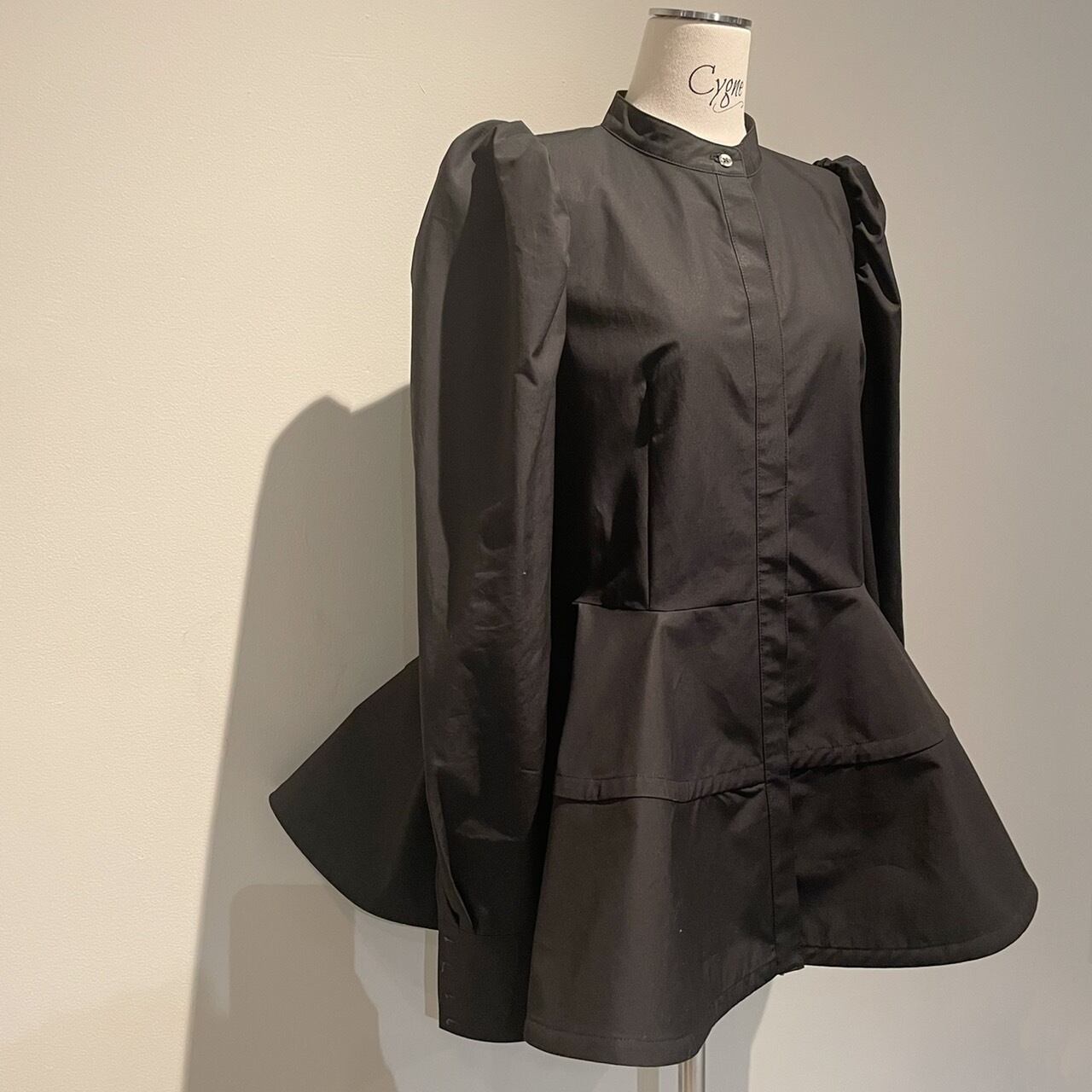 ペプラムブラウス Marie ブラック | Cygne 