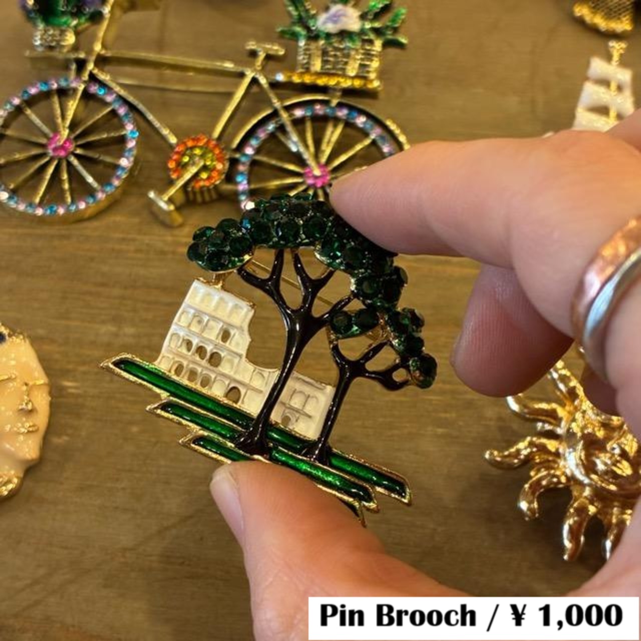 TOPANGA Jewelry　Bijou art brooch Colosseum　ビジューアートブローチ　コロッセオ　イタリア　プレゼント　プチギフト　ジャケット　帽子　バッグ　ニット
