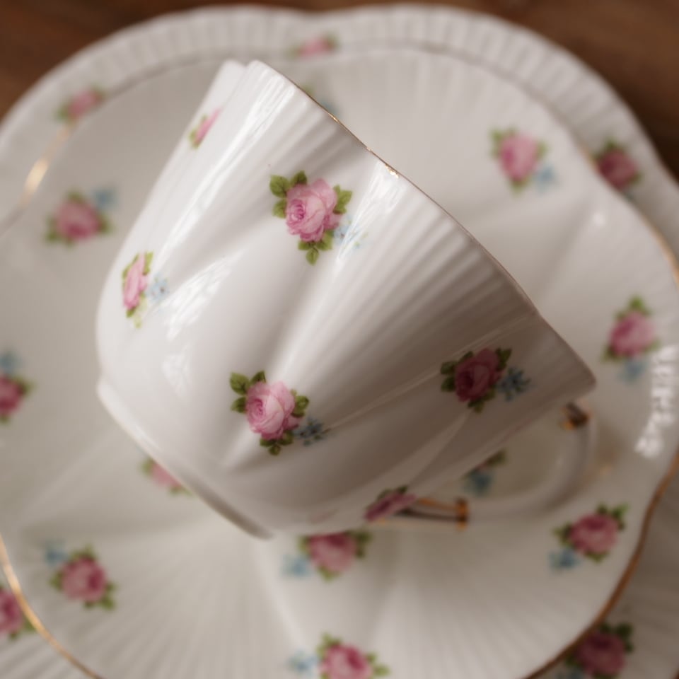 【英国購入アンティーク】1920年代　  花柄 トリオ 英国アンティーク シェリー 1920年代 小薔薇柄トリオ カップ＆ソーサー