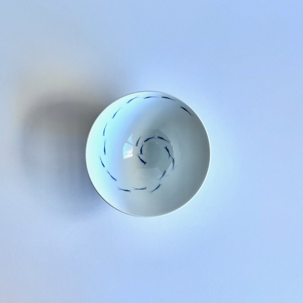 渦メダカ 飯碗(青)