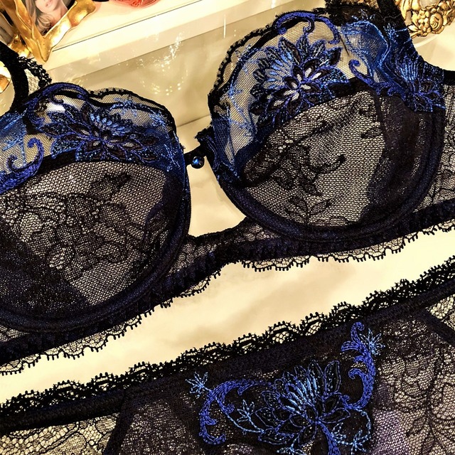 リズシャルメル Lise Charmel フランス Fete Precieuse シリーズ インポートランジェリー 輸入ランジェリー 下着 Lingerie 花柄 レース 刺繍 リバーレース スワロフスキークリスタリ ナイトブルー ネイビー 青 ワイヤー入りノンパテットブラ レースタンガのセット 3077 リズシャルメル Lise Charmel フランス Fete Precieuse シリーズ インポートランジェリー 輸入ランジェリー 下着 Lingerie 花柄 レース 刺繍 リバーレース スワロフスキークリスタリ ナイトブルー ネイビー 青 ワイヤー入りノンパテットブラ レースタンガのセット 3077