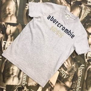 abercrombie　KIDS　BOYS　Ｔシャツ　ライトグレー　Ｍサイズ