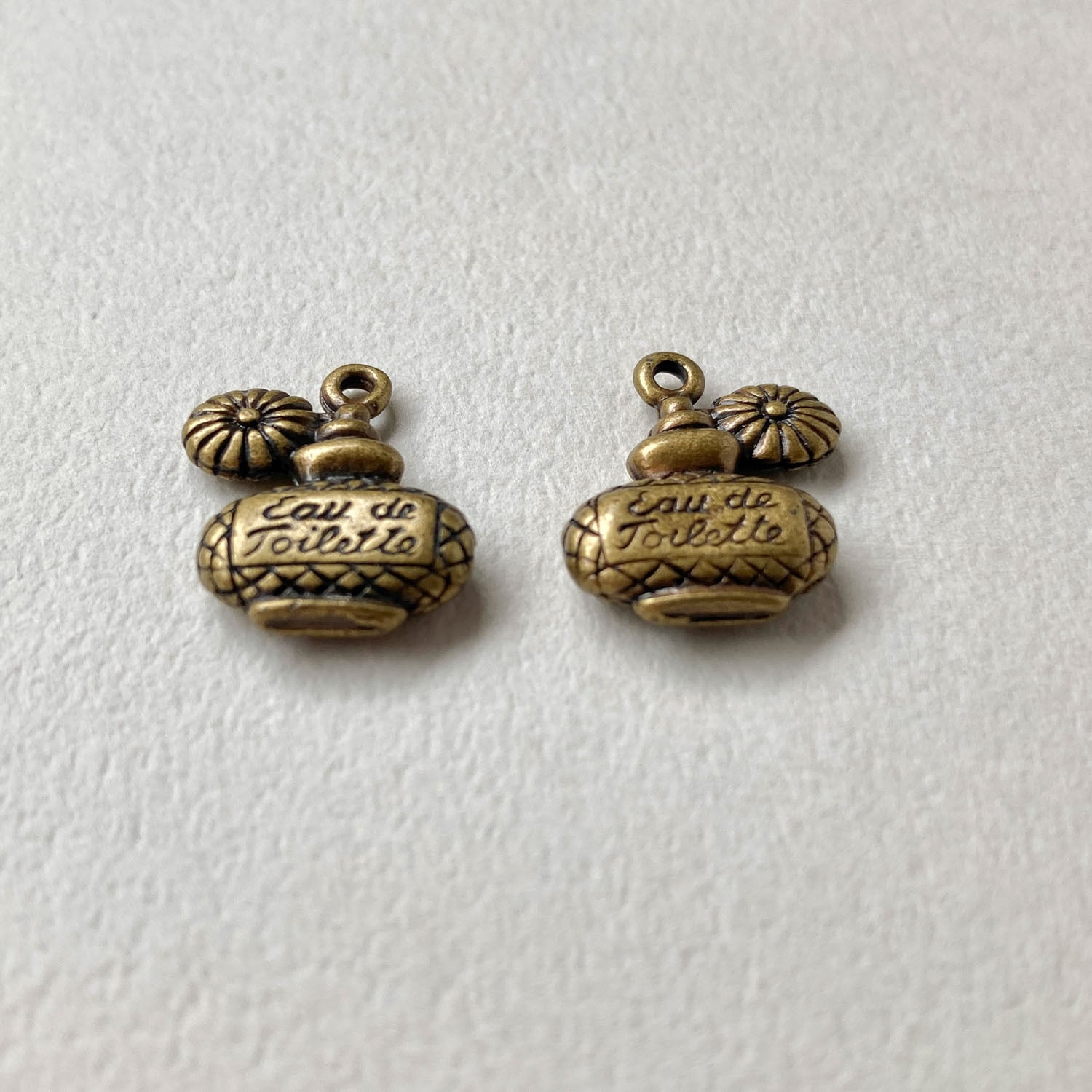 再入荷〉アンティーク風 フラットな香水瓶チャーム（17mm） | Dua