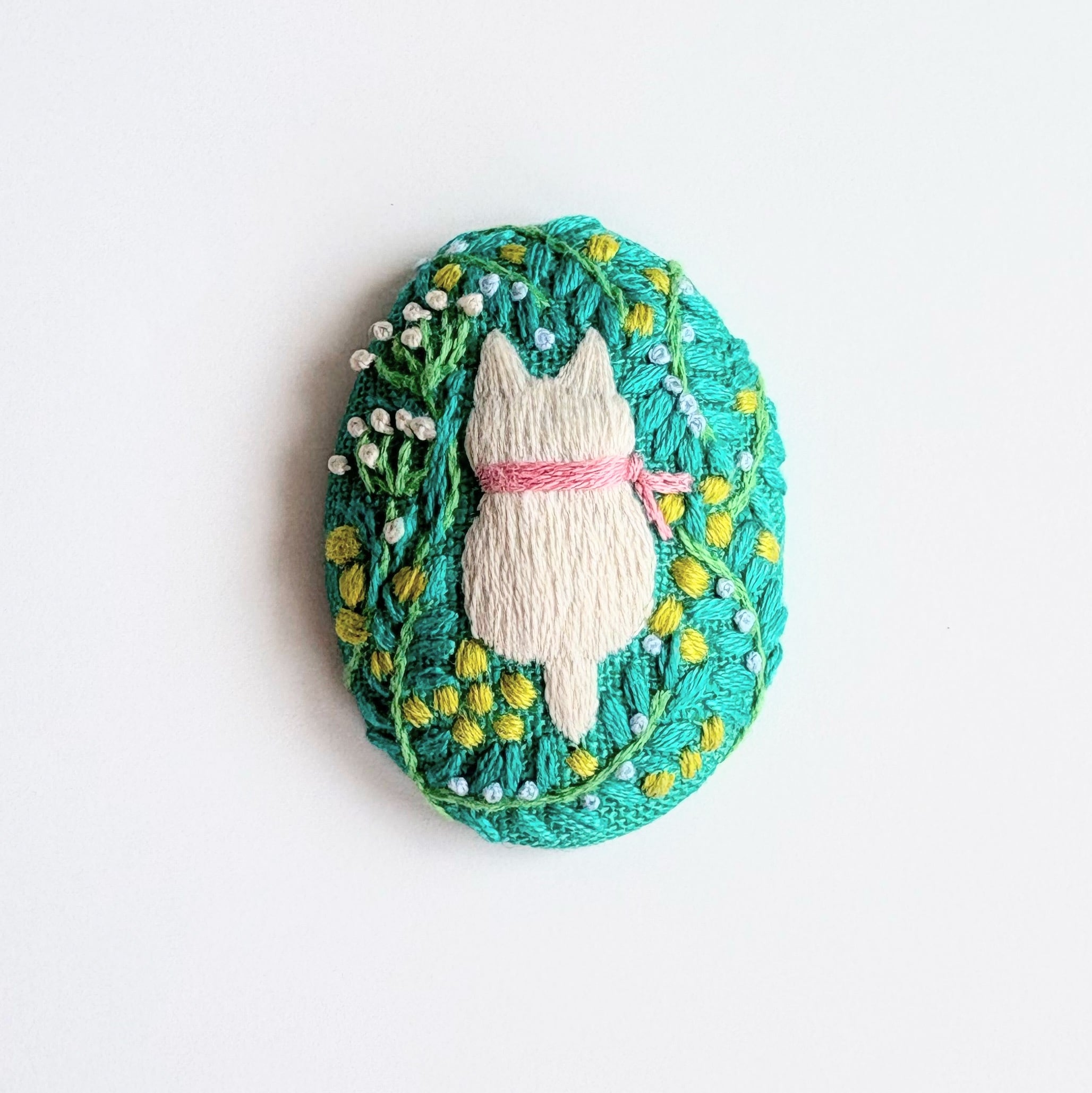 [専用　こり様]ブローチ 刺繍 フェルト ストラップ ミモザ こねことミモザの刺繍ブローチ【botanical】#435 | j.couture