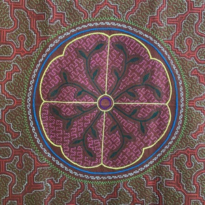 シピボ族の泥染め大刺繍02 円アヤワスカピンク　アマゾン・シピボ族の泥染め　アヤワスカ AAA　タペストリー　先住民族の工芸　スピリチュアル