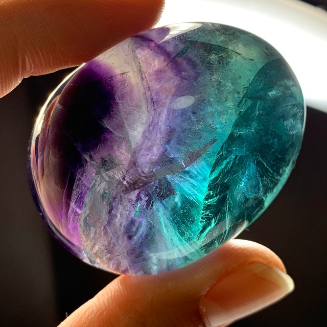 T53.透明度高め！美しい色合いフローライト たまご