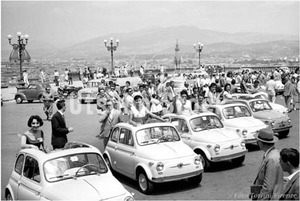 1958年撮影　ミケランジェロ広場　FIAT500 フィアット　チンクエチェント【351195801】