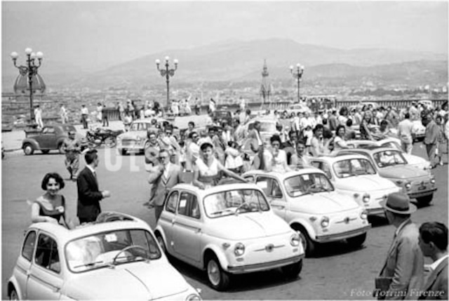 1958年撮影　ミケランジェロ広場　FIAT500 フィアット　チンクエチェント【351195801】