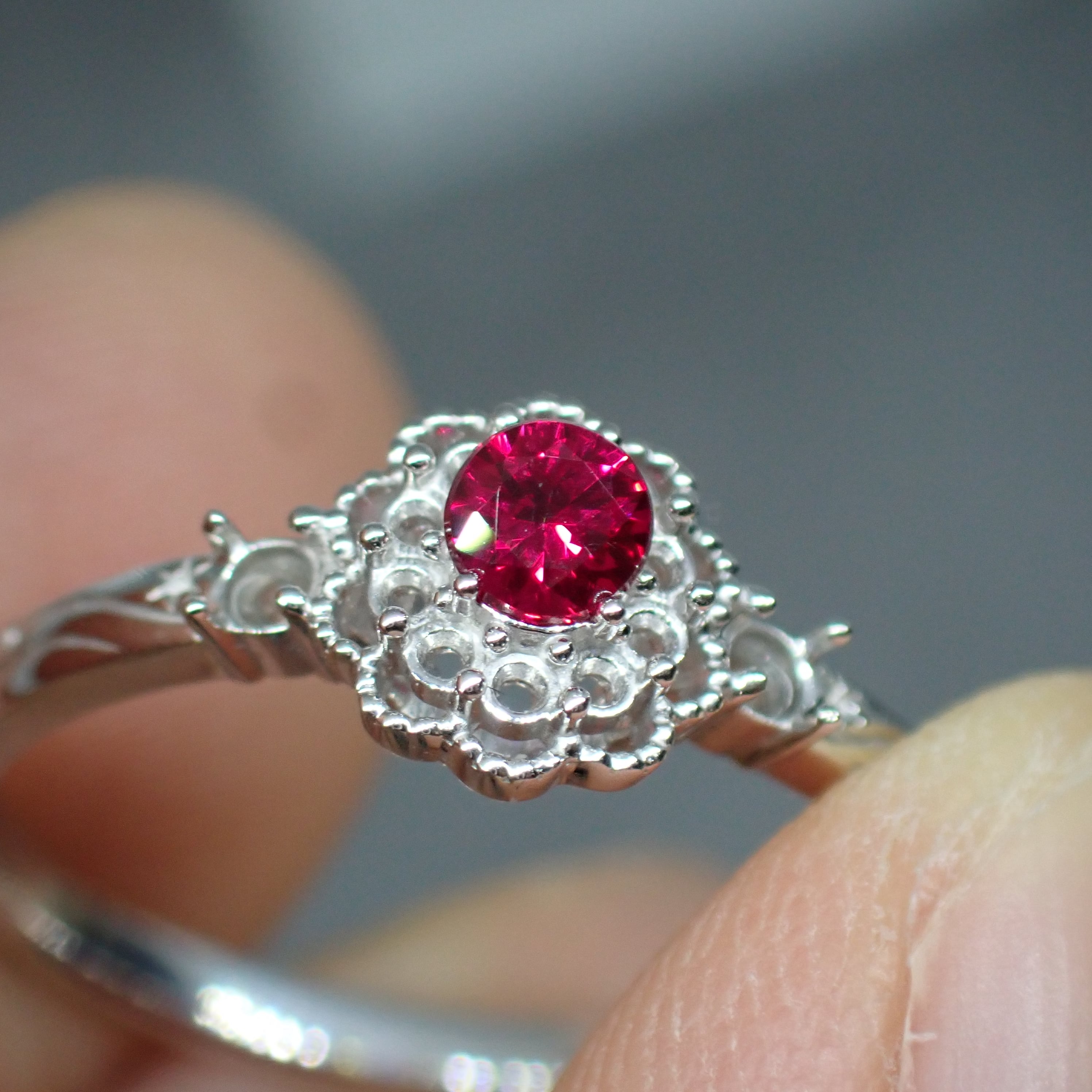 ヴィヴィッドピンキッシュレッド☆輝きも楽しめる ルビー 0.161ct 
