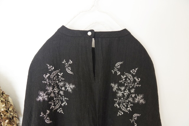 【ブラック】白樺の枝とコマドリの刺繍を施した、リネンウールマキシワンピース
