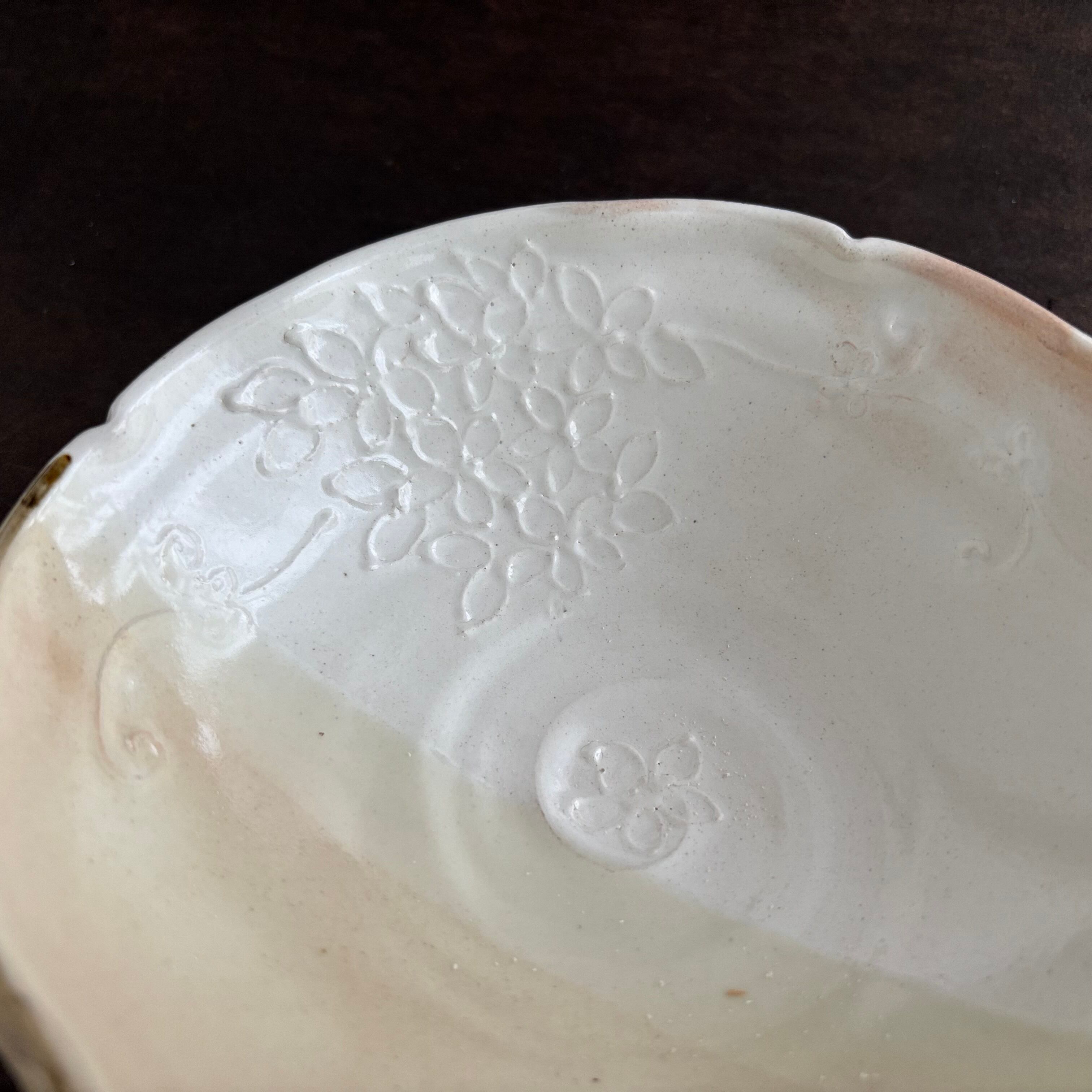 土和のルリエフ粉引き　ひらひら鉢