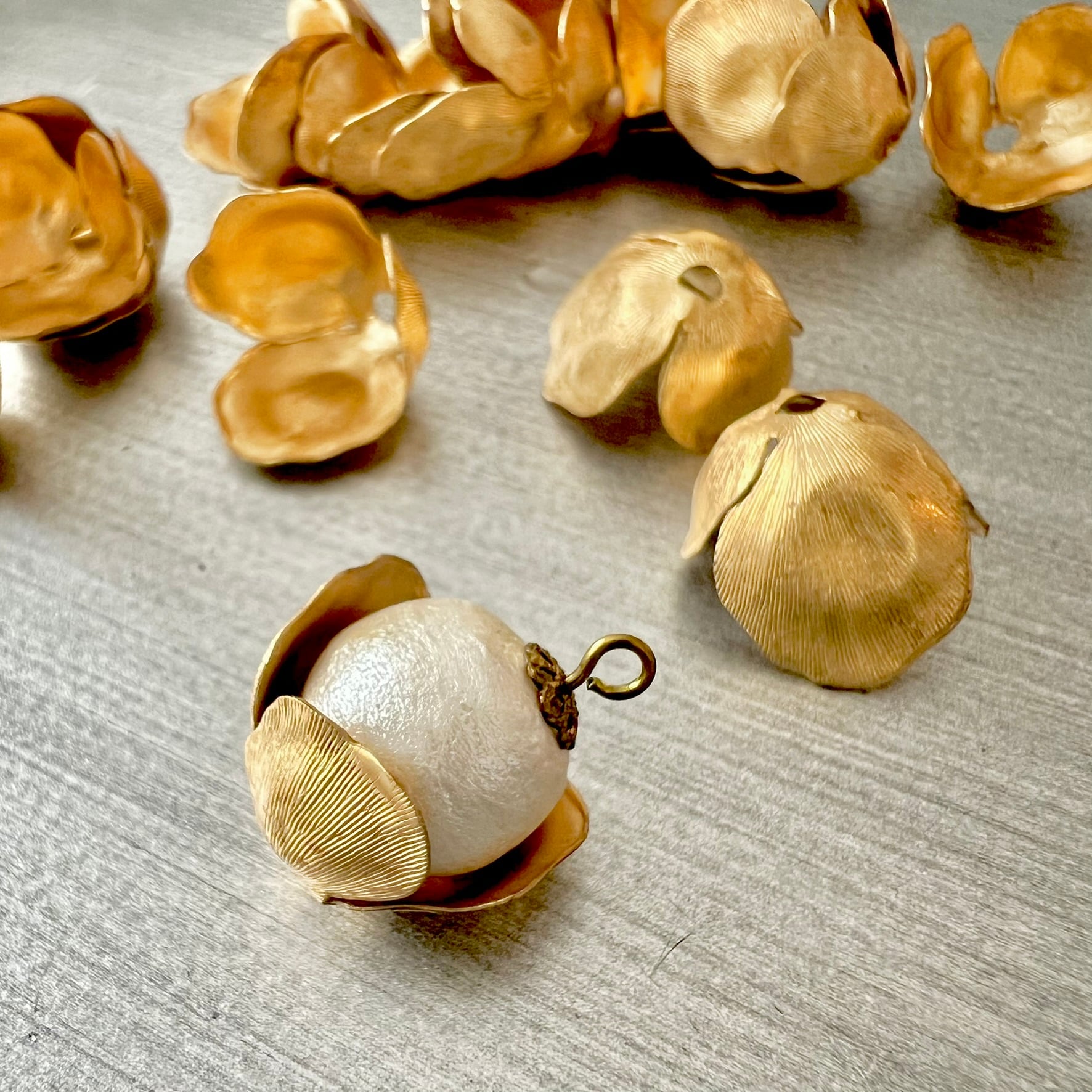 40s ヴィンテージ フラワーモチーフ ビーズキャップ 真鍮製 6個 40s ヴィンテージ フラワーモチーフ ビーズキャップ 真鍮製 6個