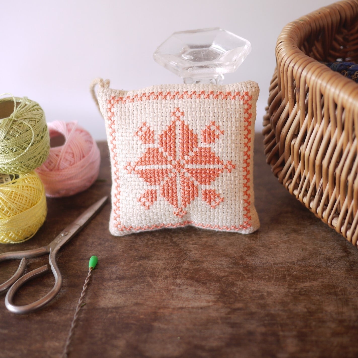 クロスステッチ刺繍 ピンクッション 北欧柄ドイツヴィンテージ