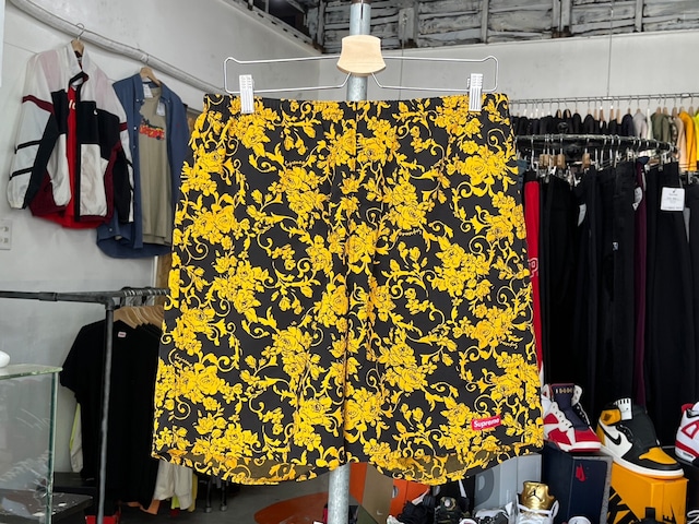 Supreme NYLON WATER SHORT BLACK FLORAL MEDIUM 31414