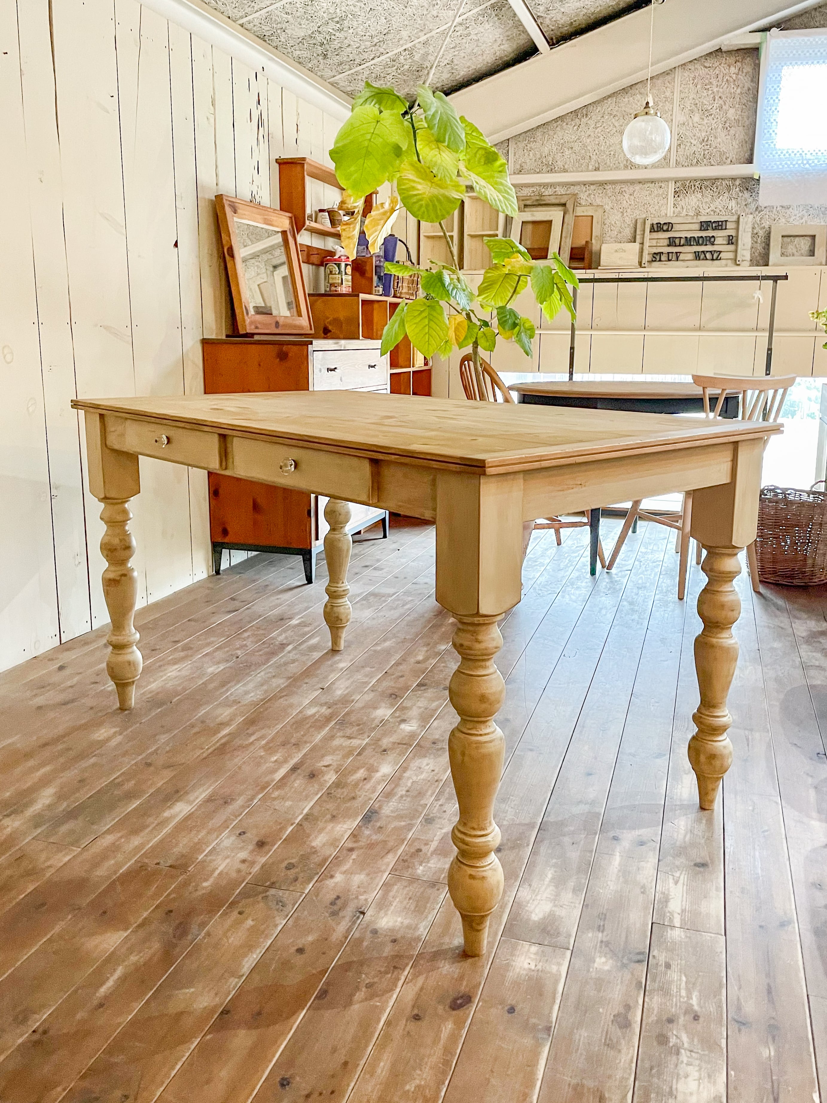 オールドカントリー パイン無垢材ダイニングテーブル