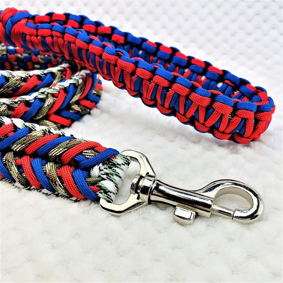 公式]パラコード#115マクラメ編み赤青茶のまだら色の中型犬用首輪