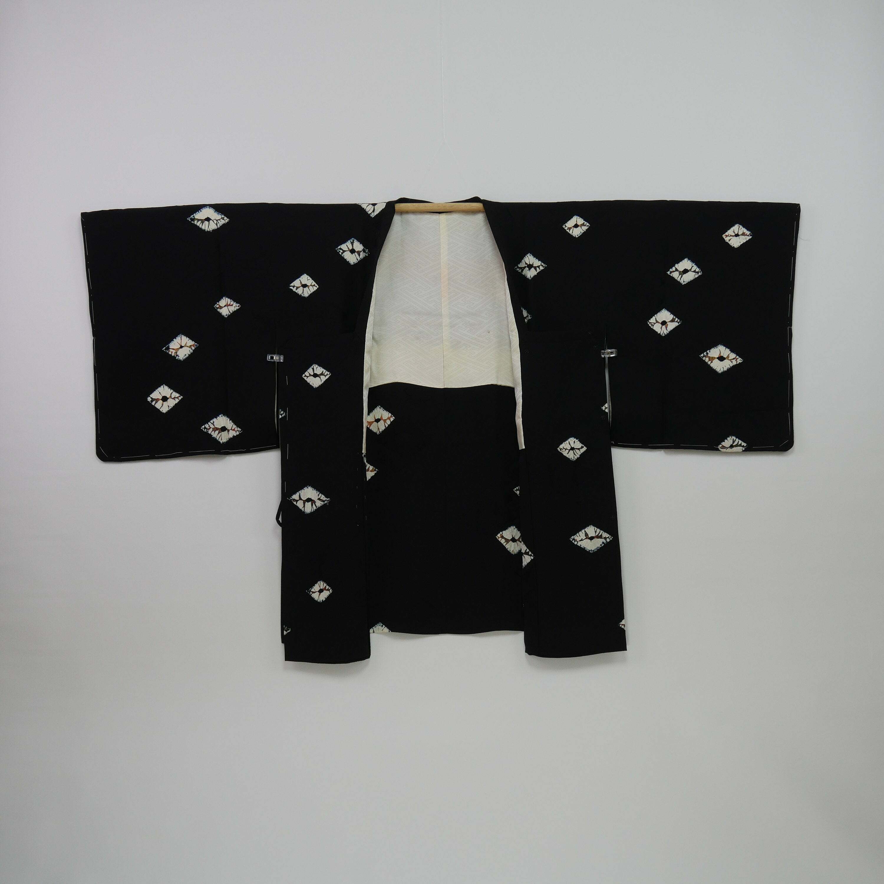 コート地 ふくれ織 紋意匠 透かし 京草木染 若草黒 正絹 反物 楽天市場】【送料無料】 羽織反物 正絹 未仕立て品 黒色 草木染