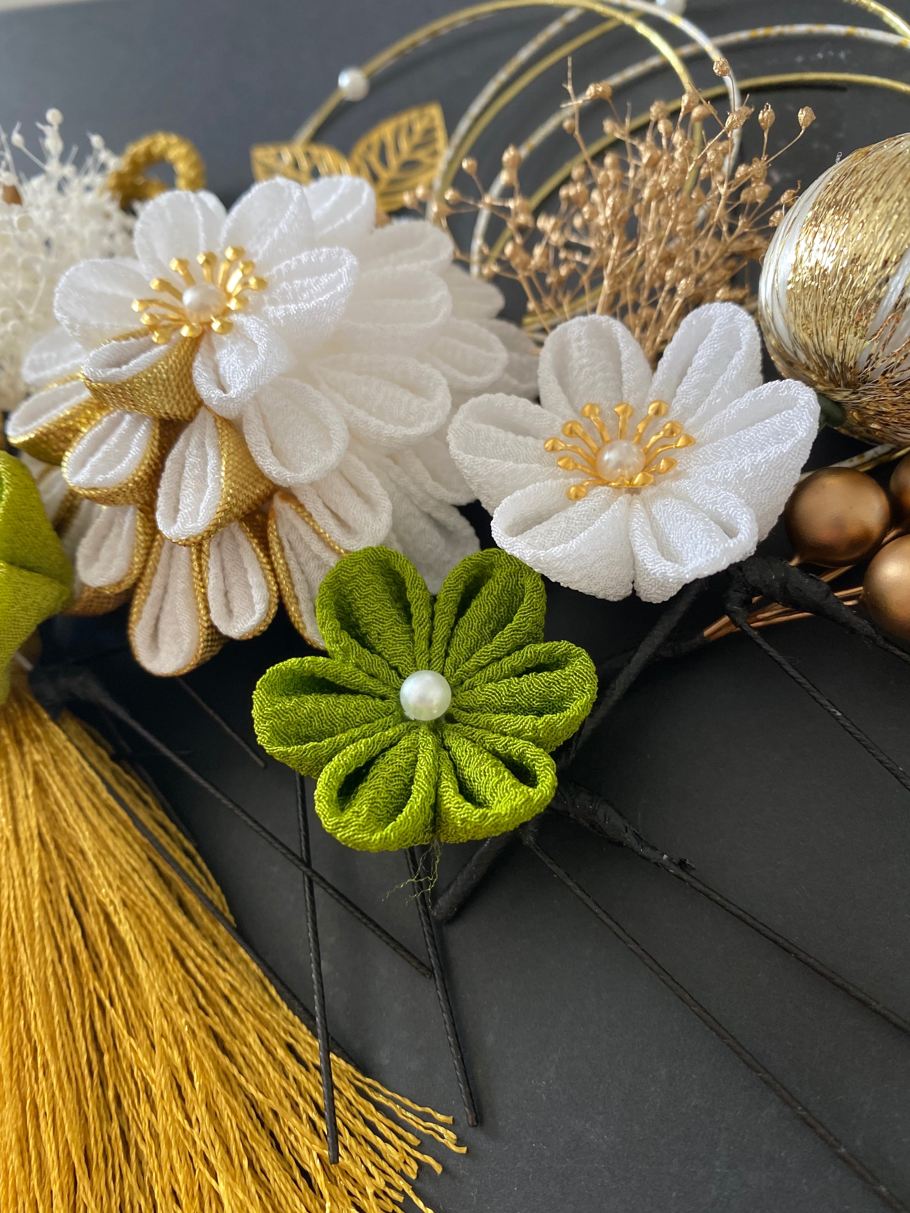 つまみ細工 髪飾り 白×金×緑 | NODOKA