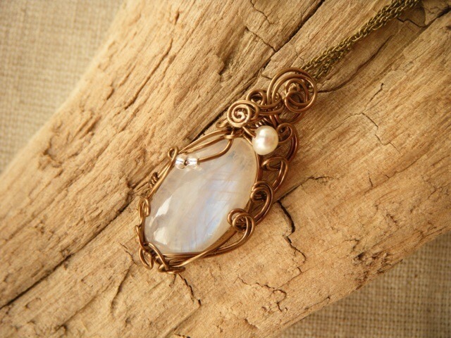 月光を宿したムーンストーンのワイヤーペンダント
