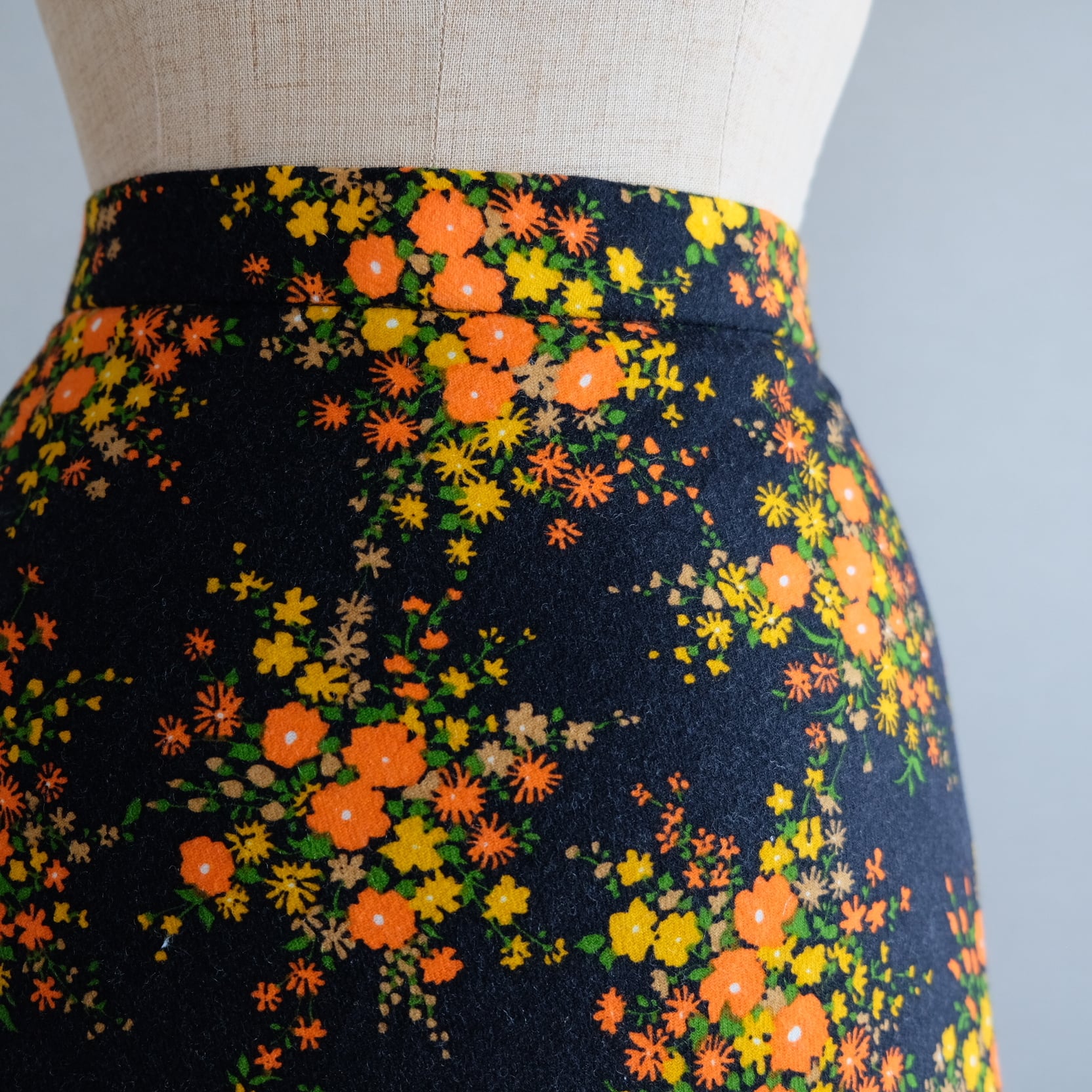 フラワーフレアスカートブラックオレンジ | 古着屋Sique おしゃれ古着