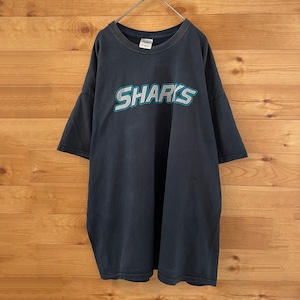 【GILDAN】サンチアゴ高校 SHARKS ロゴ Tシャツ バッグプリント XXL ビッグサイズ US古着 アメリカ古着