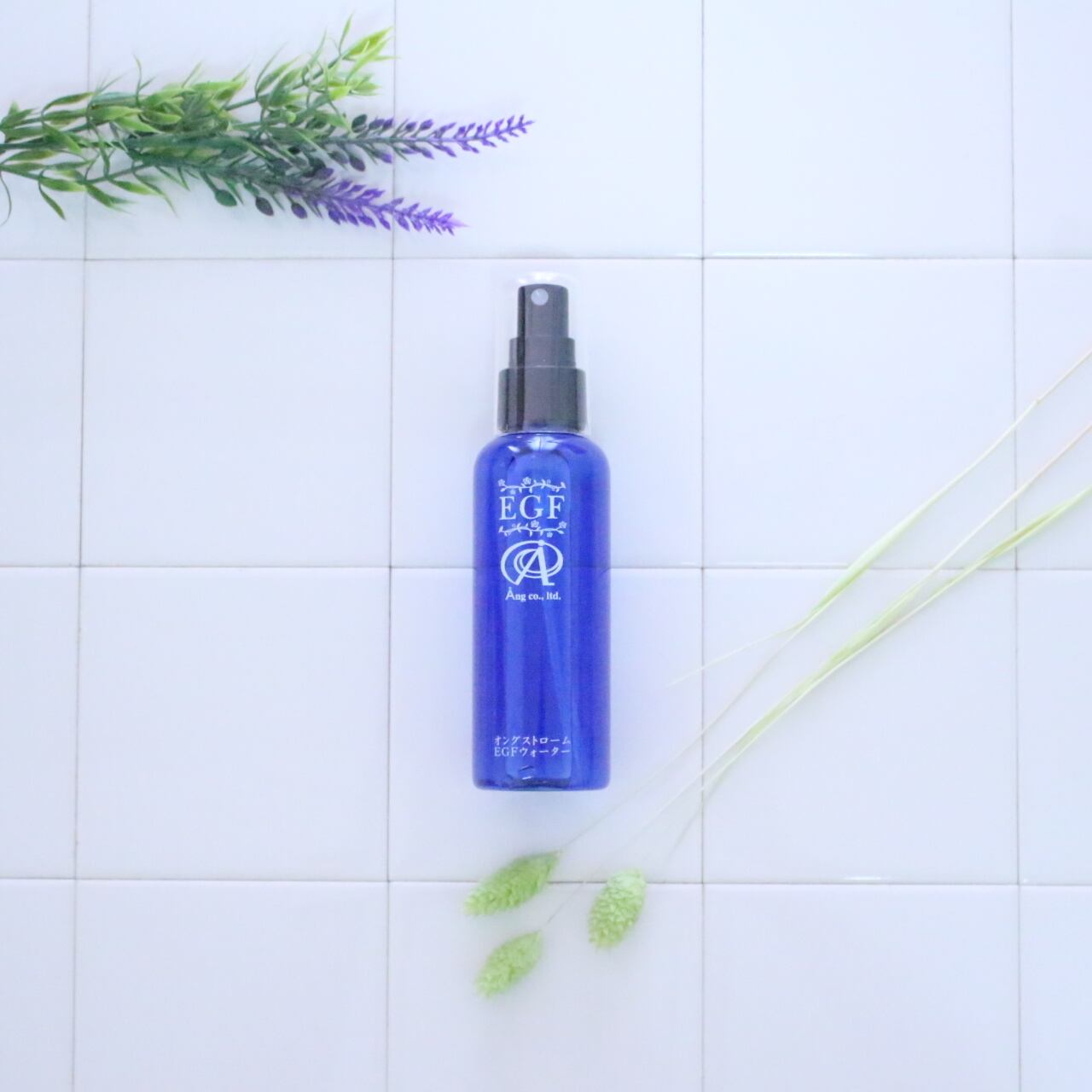 〈金箔ミストウォーター〉とろみのあるミストウォーターで、肌の潤いやしっとり感がアップ