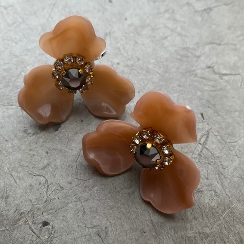 【ピアス/イヤリング】フロートアイ Floating Eye ピンクベージュ　プラスチックフラワー