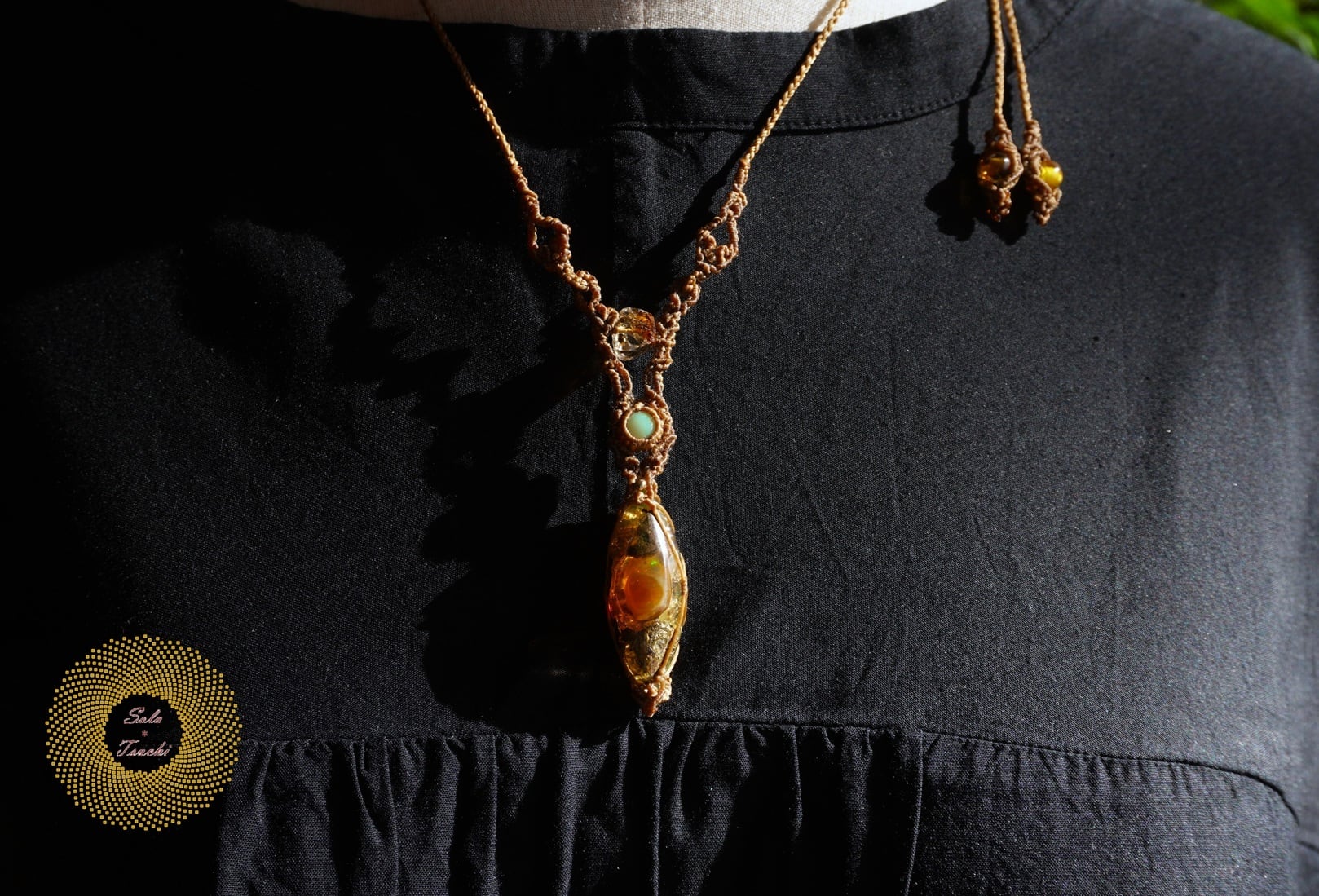 （ワックスコード）ふたつのオパールとかっこみシトリンのマクラメ編みペンダント 〜太陽神〜