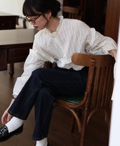 ラッフルカラー＆プリーツ入りランタン袖シャツ