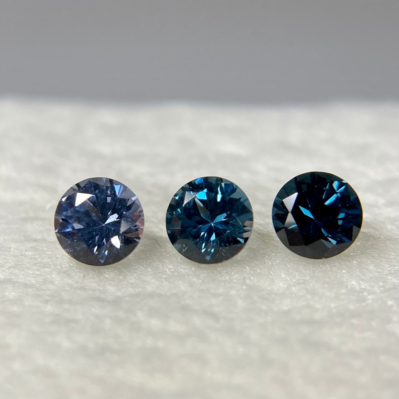 3色スピネル　ラウンドカット　約3.4mm　No.34-3