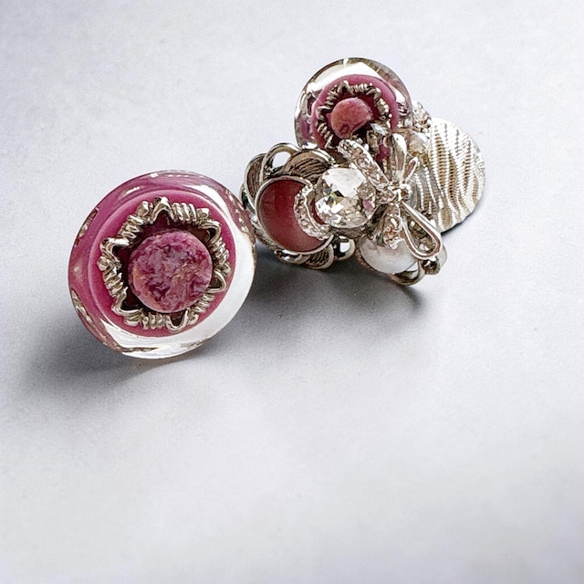 ローズピンク ヴィンテージボタンのピアス（シルバー）No.011