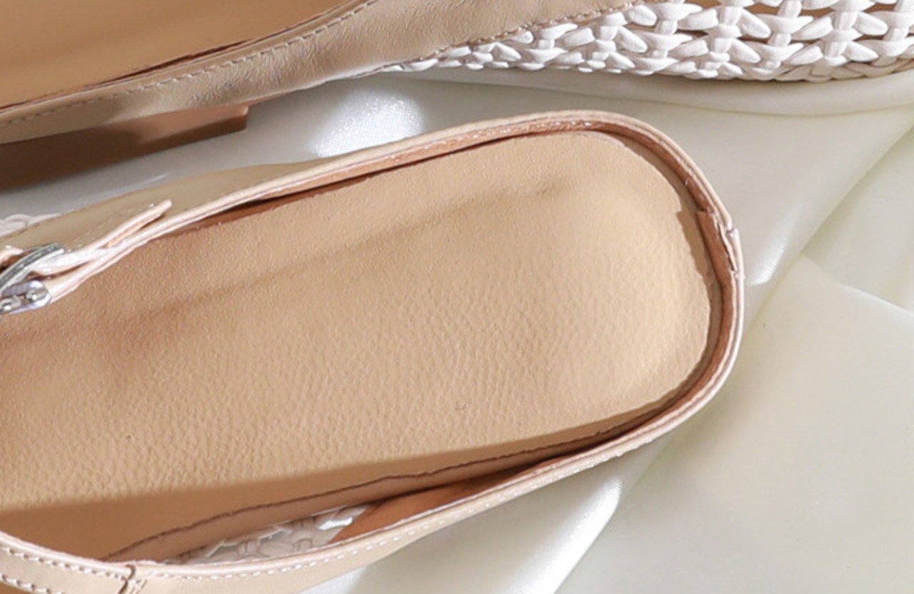 編み込みストラップ付きミュールシューズ