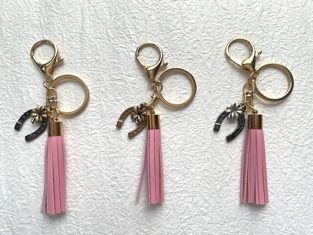 幸運のホースシュー キーホルダー（ブラック馬蹄・シルバー四つ葉・ピンクタッセル）