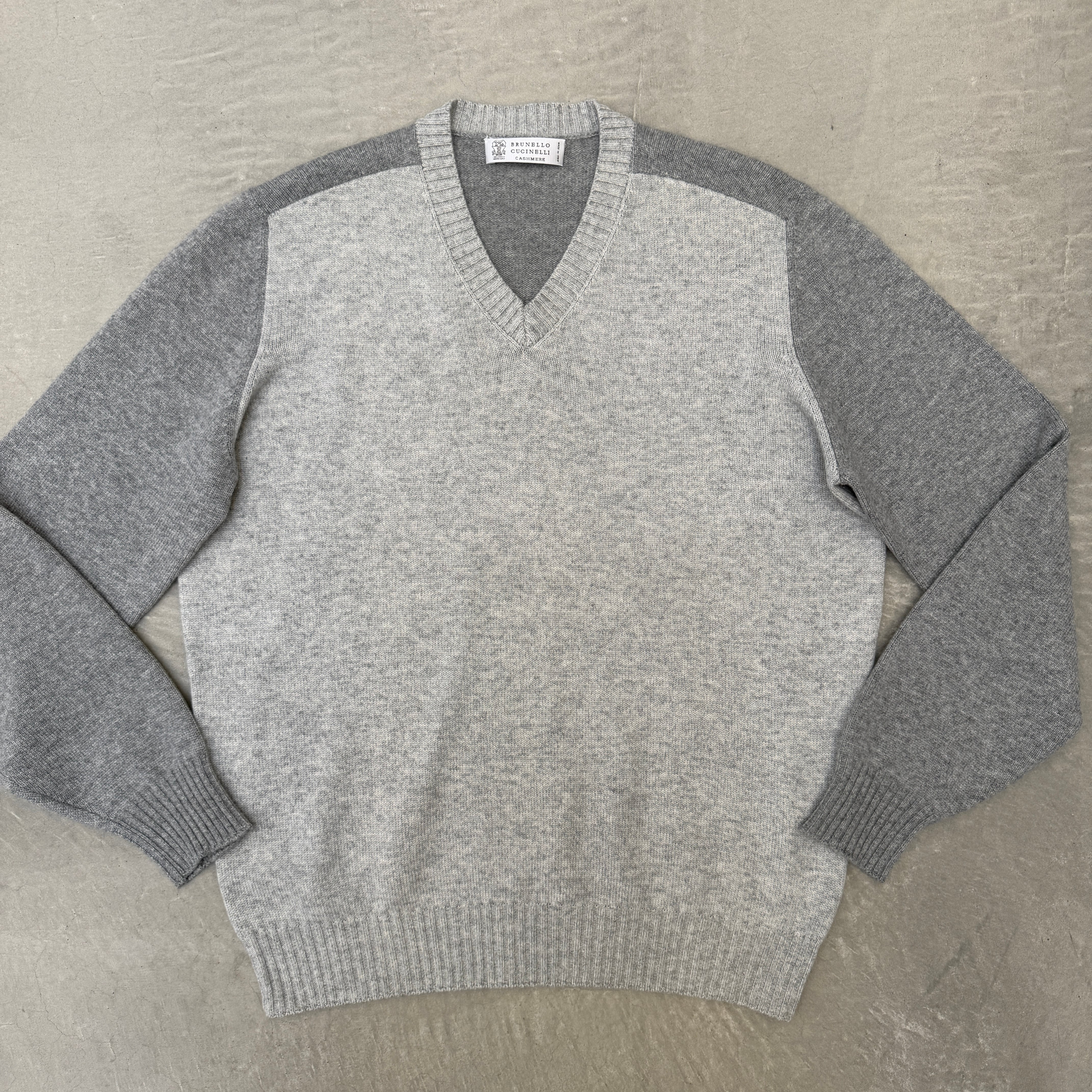 BRUNELLO CUCINELLI カシミヤ Vネック ニット グレー BRUNELLO CUCINELLI Cashmere V-neck knit Gray 50 | ASSET VINTAGE