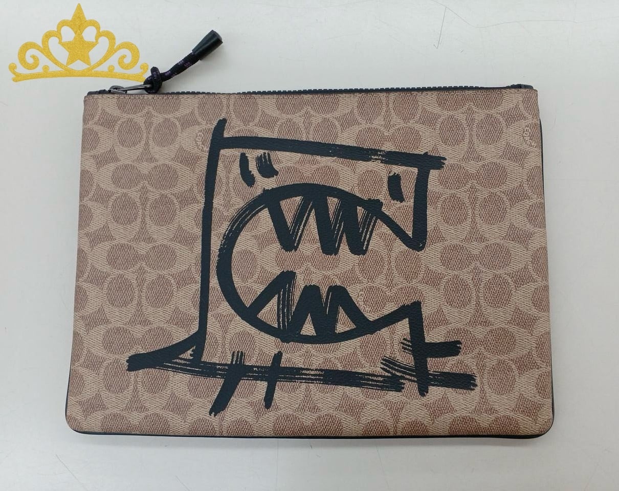 【極美品】COACH コーチ GUANG YOU コラボ　クラッチバッグ COACH × Guang Yu シグネチャー スケッチ クラッチバッグ ベージュ