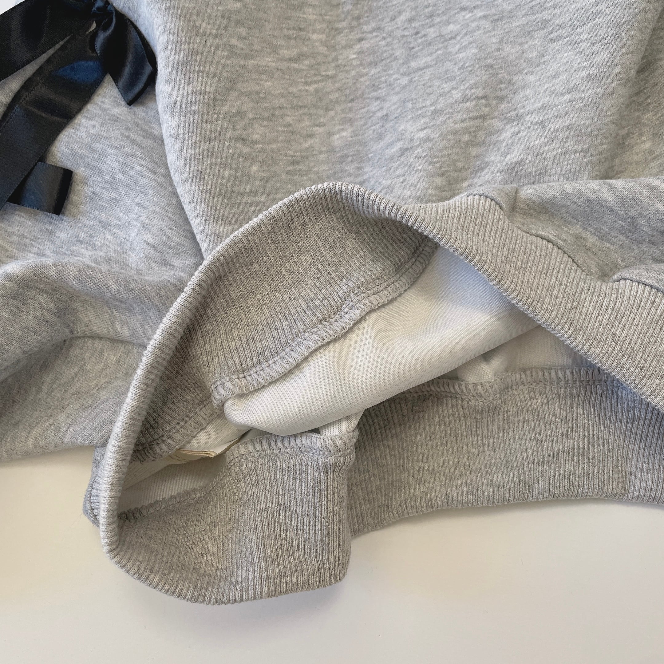 アームカットリボンショート丈トレーナー