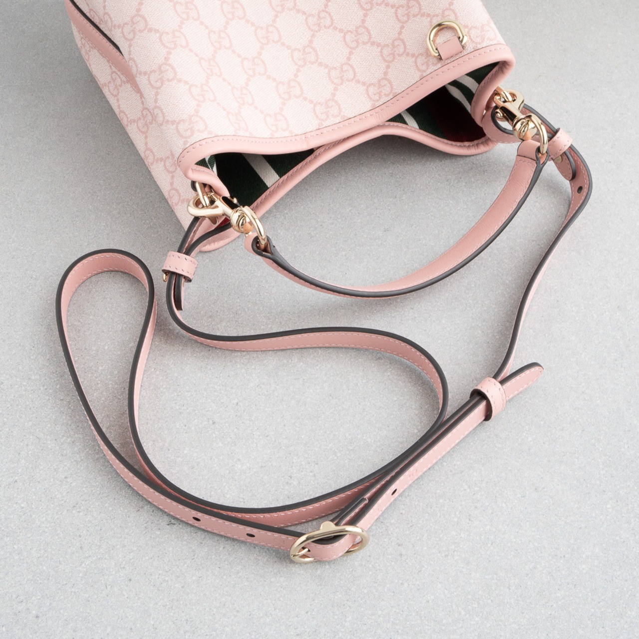 グッチ GGエンブレム スモール バケットバッグ ピンク レザー AW25