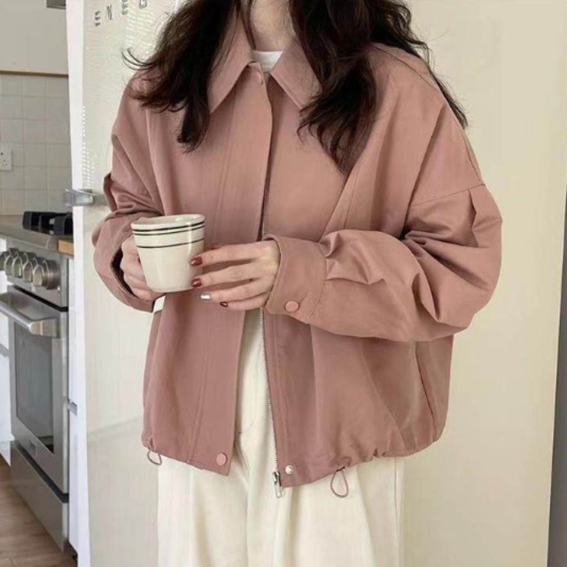 【送料無料】 ジャケット 3色 アウター 羽織り 厚手 ショート 長袖 Vネック フレア Aライン ファスナー アイボリー カーキ ピンク くすみカラー 大人カラー ニュアンスカラー かわいい 大人可愛い 綺麗 シンプル カジュアル 大人 上品 おしゃれ お洒落 大人女子 こなれ感 エレガント コンサバ 定番アイテム 体型カバー 春 女性 レディース ママ 20代 30代 40代 デート お出かけ 女子会 お呼ばれ お茶会 授業参観 休日 アウトドア 着回し 普段使い ファッション 垢抜け 動きやすい