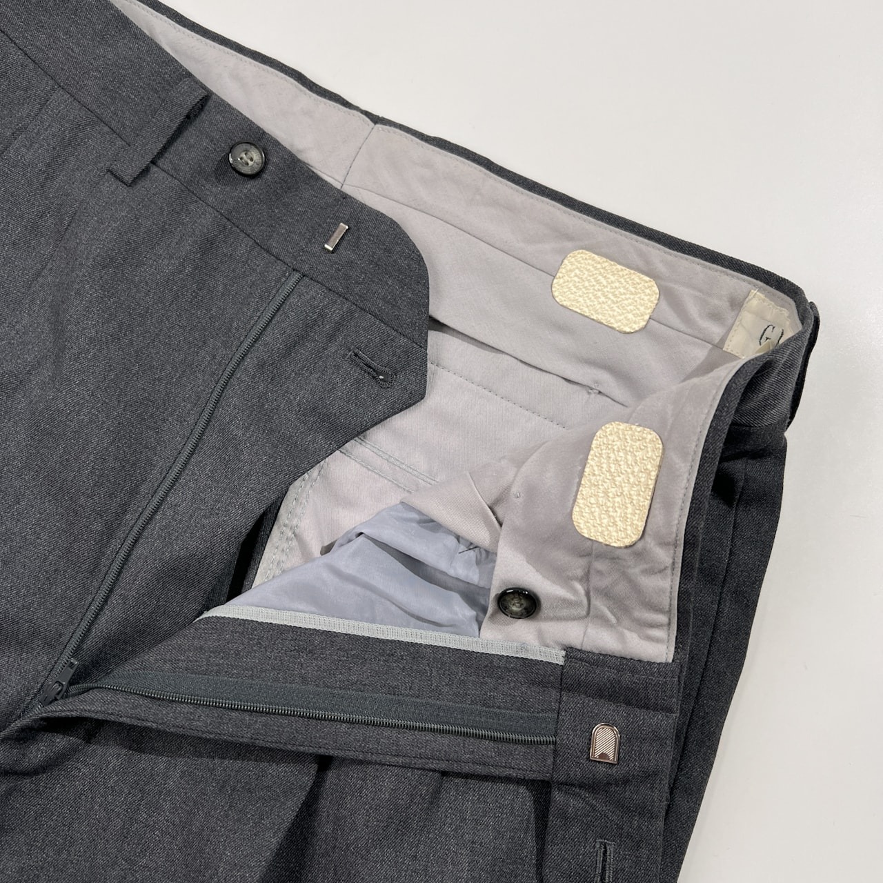 GREEN CLUBS グリーンクラブ ロゴ刺繍 ツータック スラックスパンツ ボトムス サイズ 82 /メンズ/グレー/ライカ/日本製