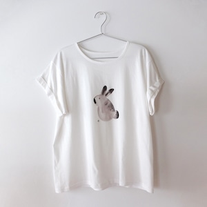 「ウサギのようなもの」ロールアップTシャツ