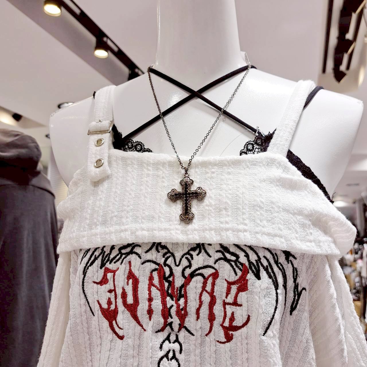 ブラックラインストーン クロスネックレス | VOLCAN&APHRODITE